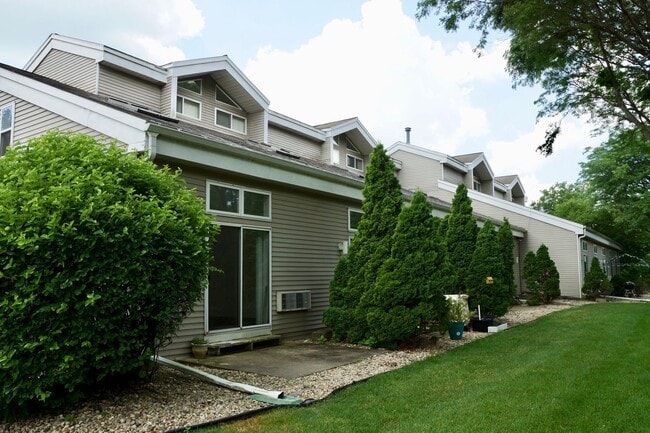 Primary Photo - Great Arboretum location - lofted units - ...