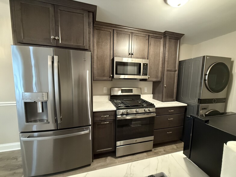 Building Photo - 12 Falcon Ln W