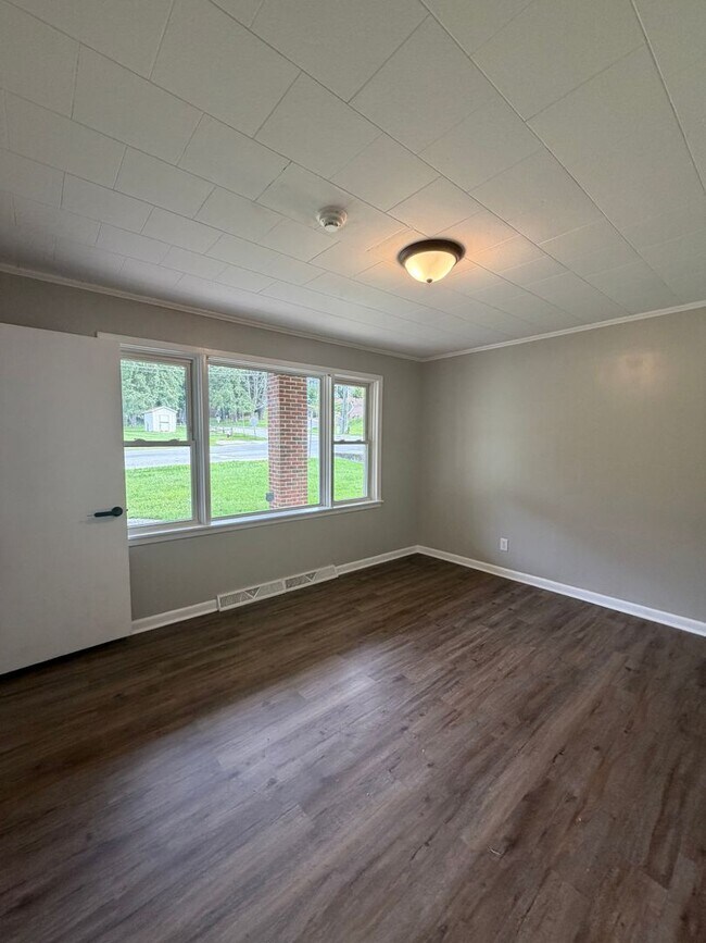 Building Photo - 196 Perkinsville Dr