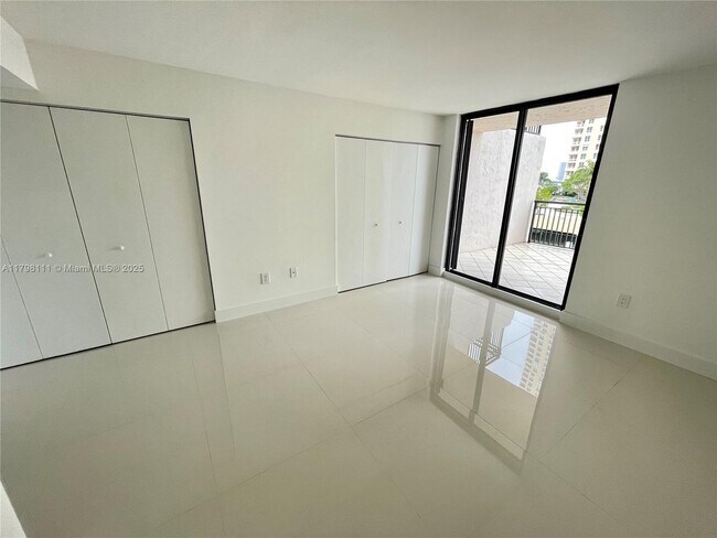 Building Photo - 540 Brickell Key Dr