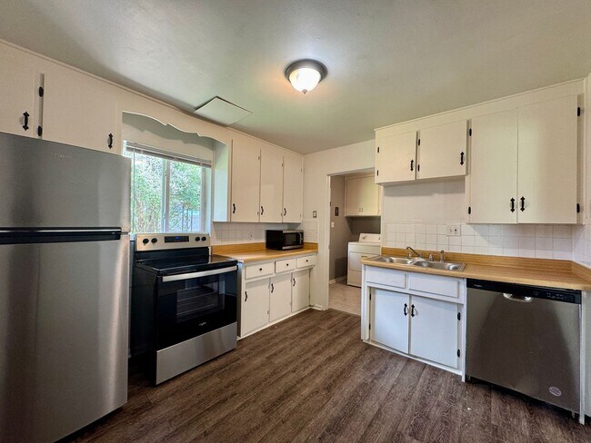 Building Photo - 3 Bedroom Home Walking distance to Sloan L...