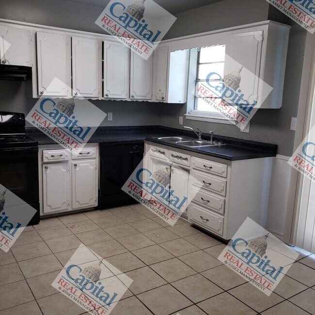 Building Photo - Cute Home Available!