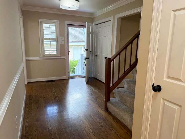 Foyer - 4 Muirfield Green Ln