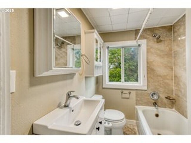 Building Photo - 1174000