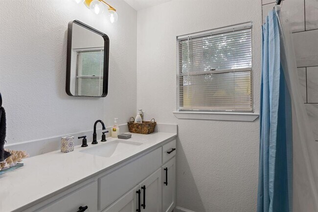 Building Photo - 201 Fairlane Dr