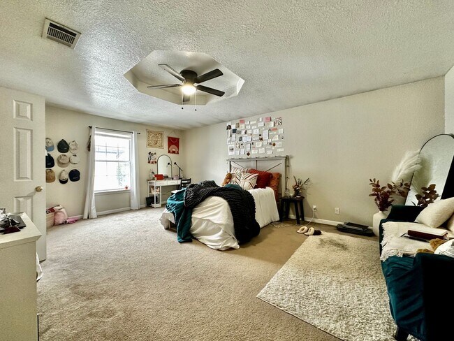 Building Photo - Spacious 4/2 Walking Distance to Campus & ...
