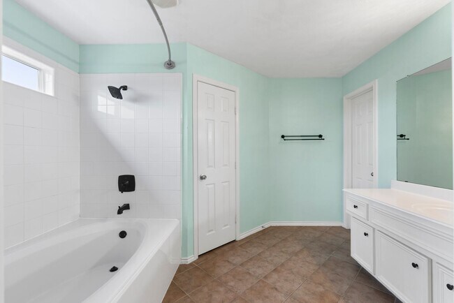 Building Photo - Come see this modern 3-story townhome in t...