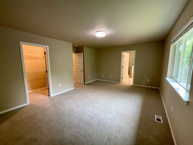 Building Photo - Beautiful and Modern 4-Bedroom Home with S...