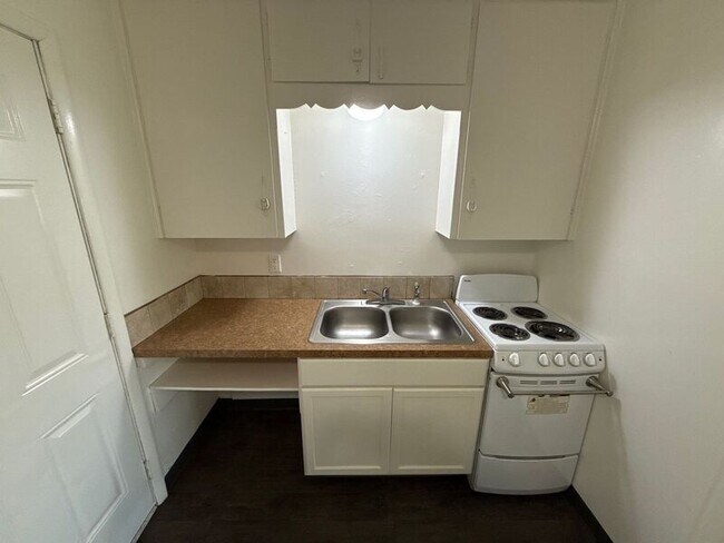 Building Photo - 239 Kearney St S