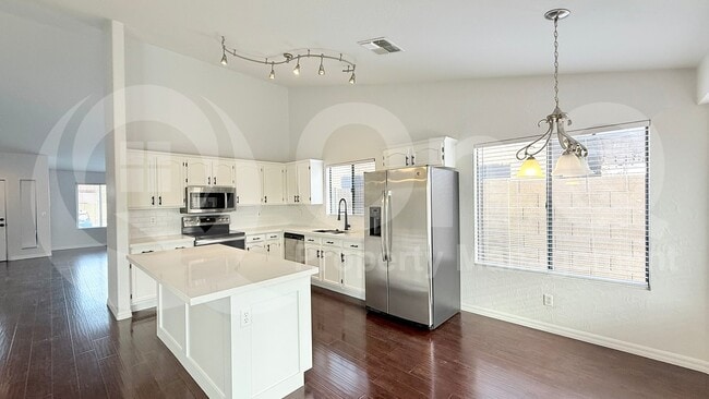 Building Photo - 307 N Red Rock St