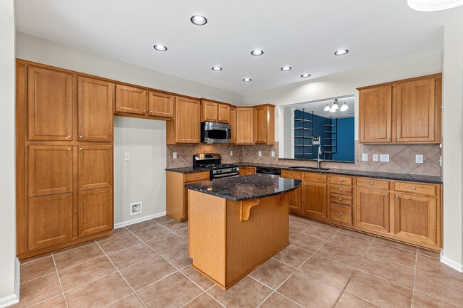 Building Photo - 8611 Macedonia Lake Dr