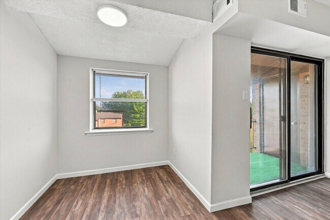 Building Photo - 1424 Valley Dr