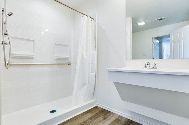 Building Photo - COMING SOON - 2 Bedroom Duplex w/ Modern F...