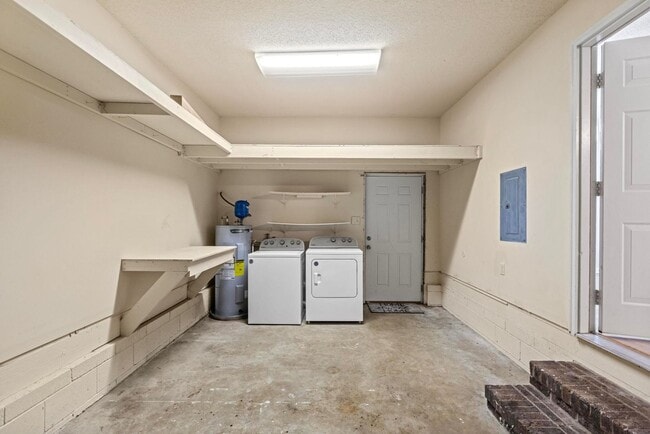 Building Photo - Charming 3 bedroom Available Now