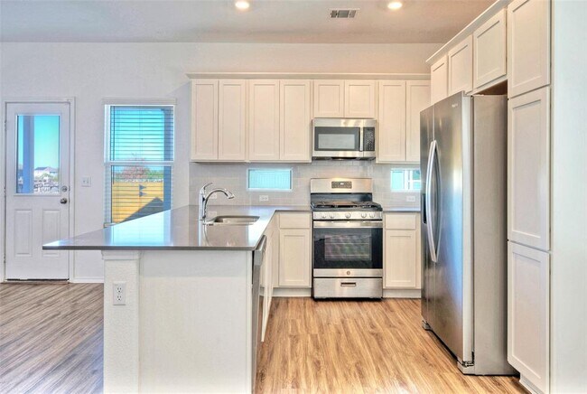 Building Photo - 201 Rioja