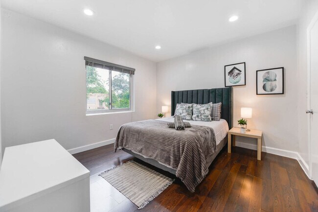 Building Photo - 6715 NE Miami Pl