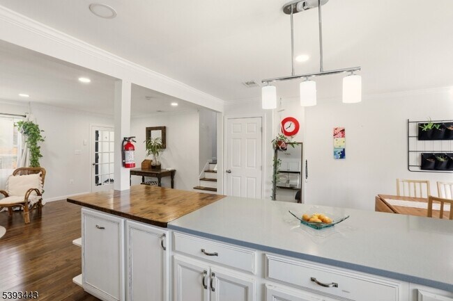 Building Photo - 214 S Valley Rd