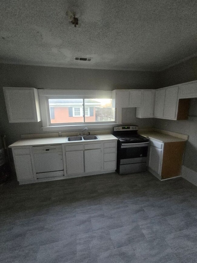 Building Photo - Charming Home