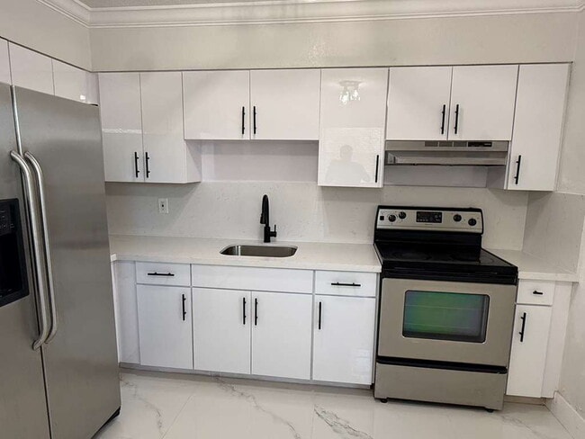 Building Photo - Modern 2-Bedroom | New Kitchen, Bath & Til...