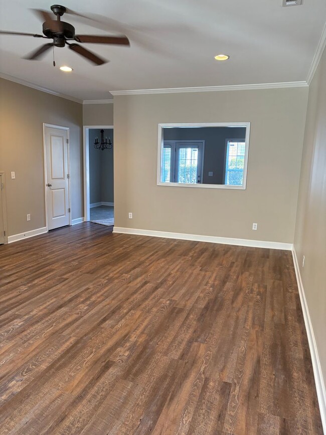 Building Photo - Cute 2 Bedroom Townhouse Near Furman and C...