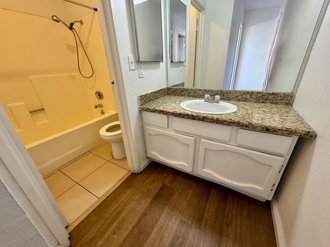 Building Photo - Single-story 1 bedroom unit available for immediate move-in!