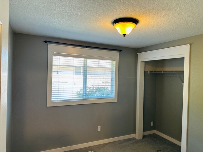 Building Photo - Charming Fisher's Landing Home