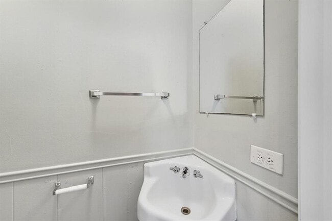 Building Photo - 2206 Mission Hill Dr