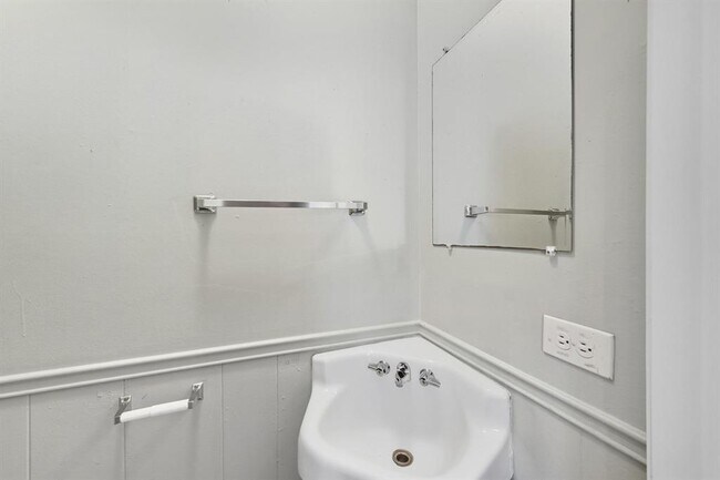 Building Photo - 2208 Mission Hill Dr