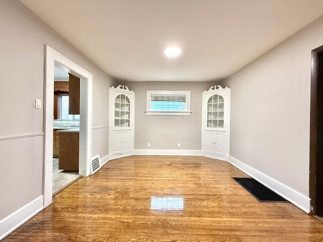 Building Photo - 4 Bedroom House