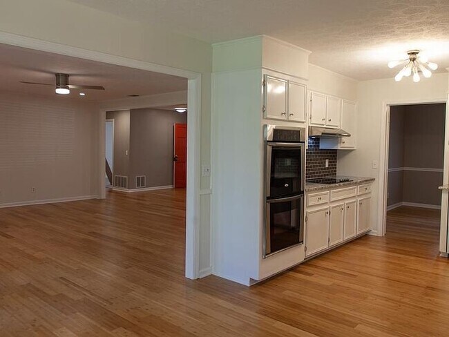 Building Photo - 1122 E 51st St