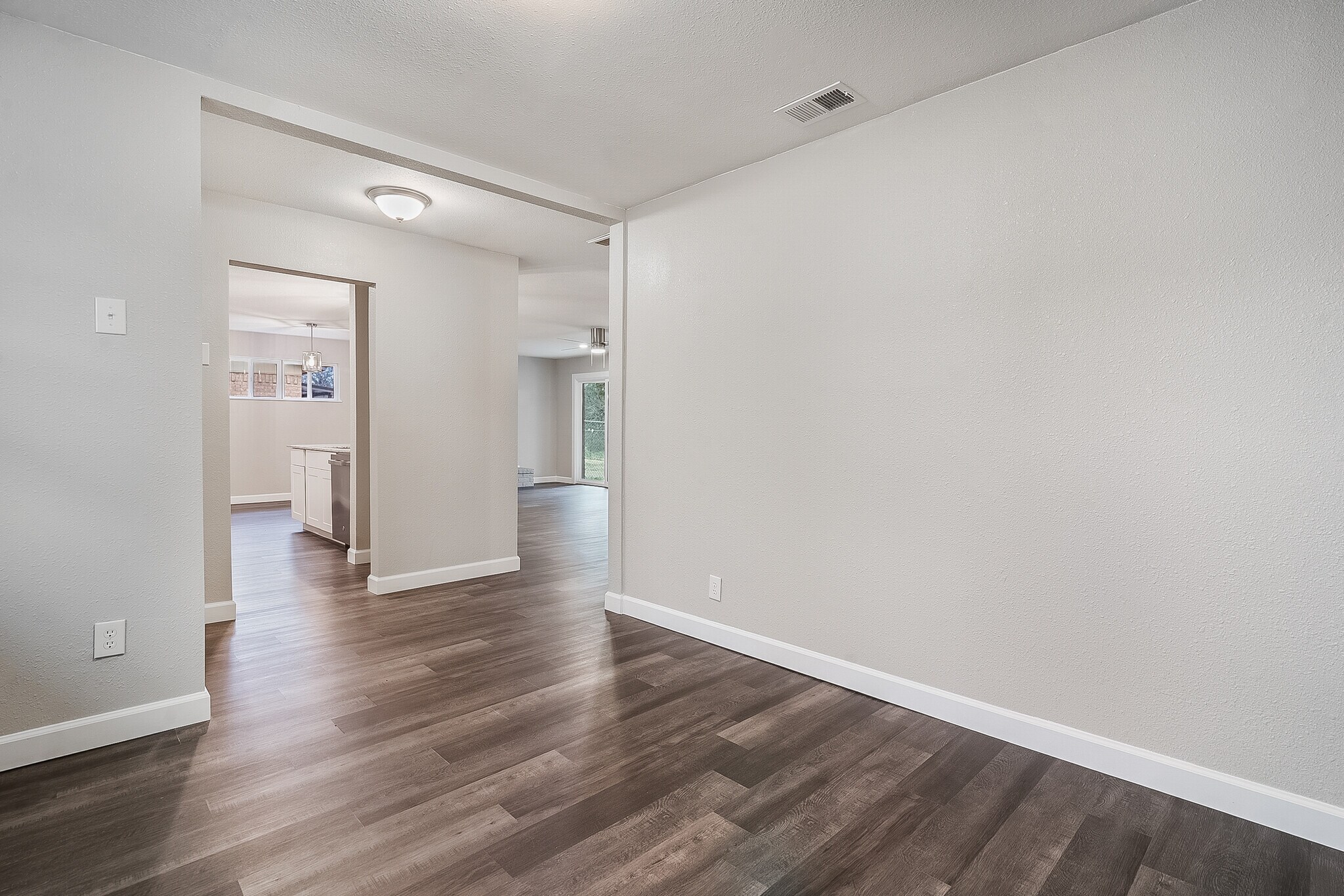Building Photo - 813 S Valentine Dr