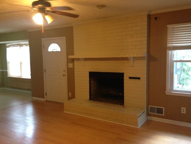 Building Photo - **ASK HOW YOU CAN MOVE IN WITH NO SEC. DEP.**105 Timberlane Trl: 3BD, 2BA brick ranch on level lo...