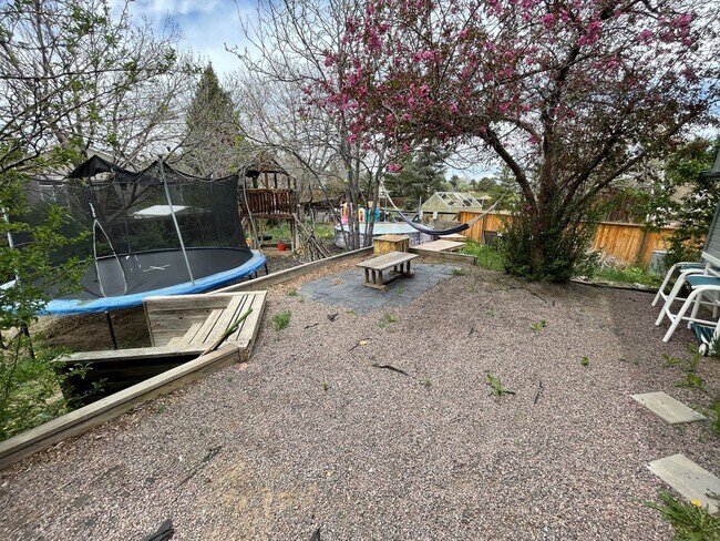 Building Photo - Beautiful Split Level Home in Waneka Lake ...