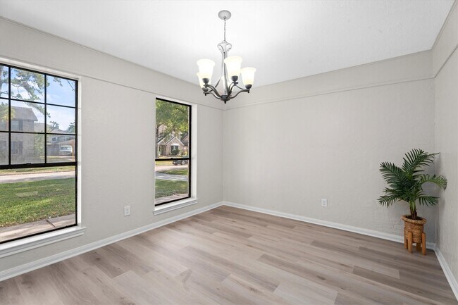 Building Photo - 16015 Southampton Dr