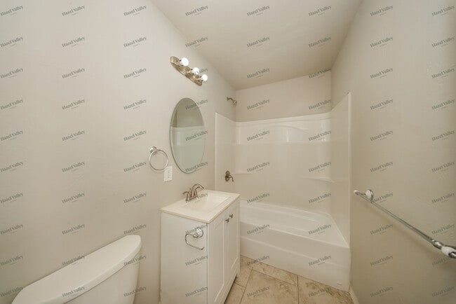 Building Photo - 5206 N Beaver Ave