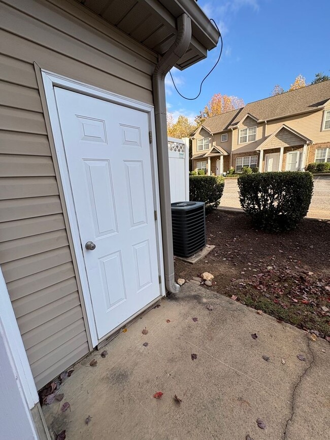 Building Photo - Cute 2 Bedroom Townhouse Near Furman and C...