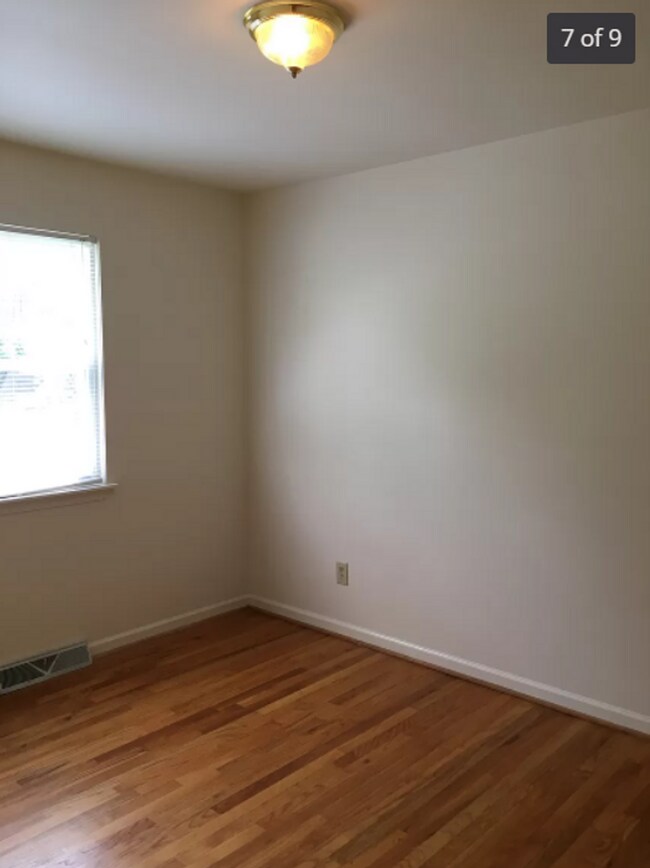 Building Photo - 3 Bedroom & 2.5 Bathrooms Minutes from Downtown!