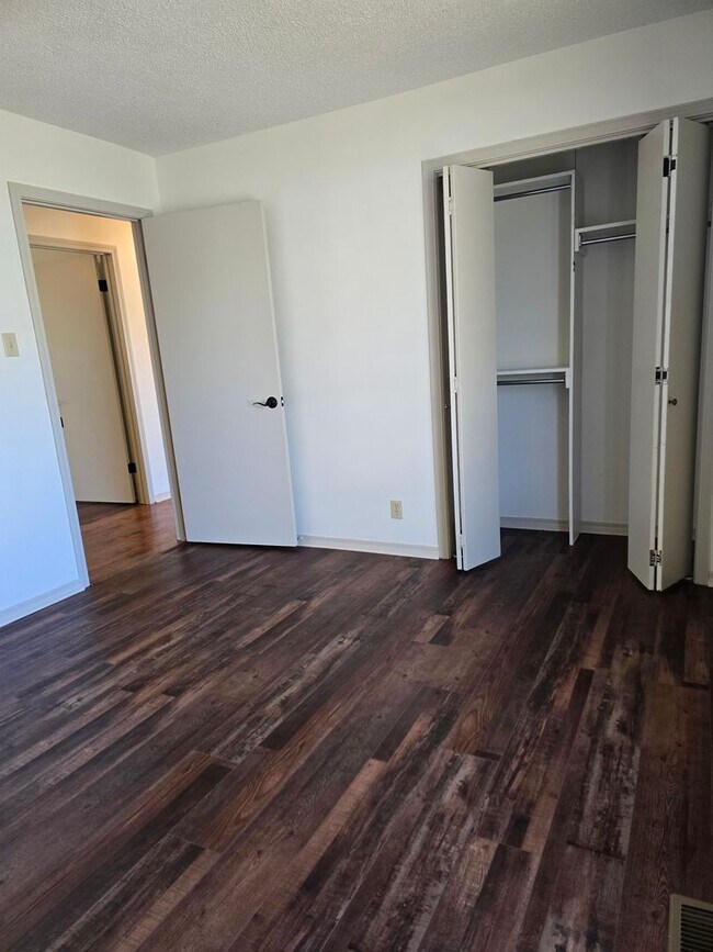 Building Photo - Newly Renovated 3/2/2 with Cul-de-Sac Location