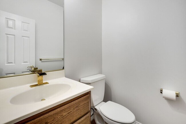 Building Photo - 3 Bed 2 Full Bath 2 Half Bath - Silver Spring Colonial - Military clause supported