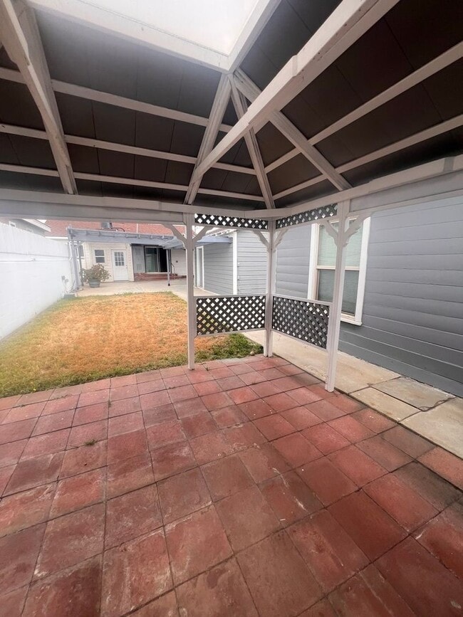 Building Photo - Beautiful 3 Bed / 2 Bath Home with Detached Bonus Space