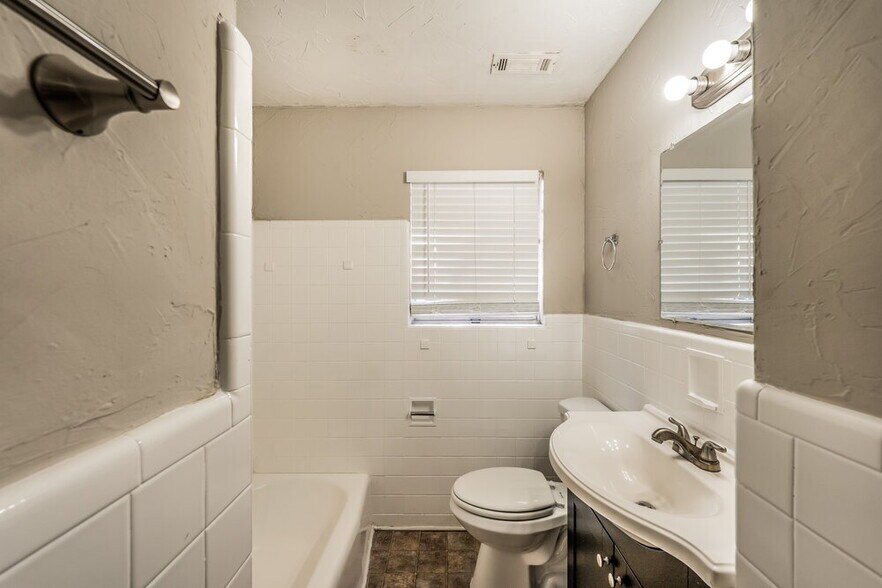 Building Photo - 204 Cathy Ln