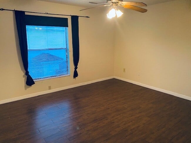 Building Photo - 1604 Sunside Square