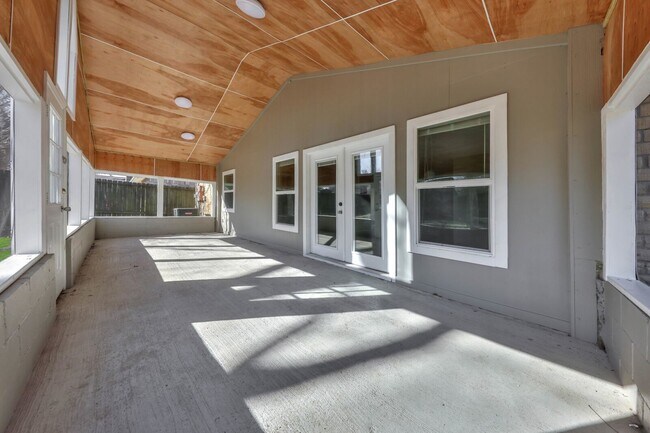 Building Photo - House For Rent