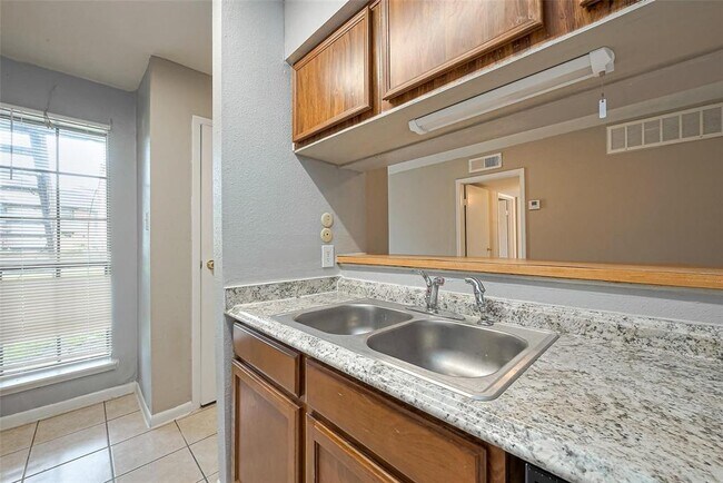 Building Photo - 9090 S Braeswood Blvd