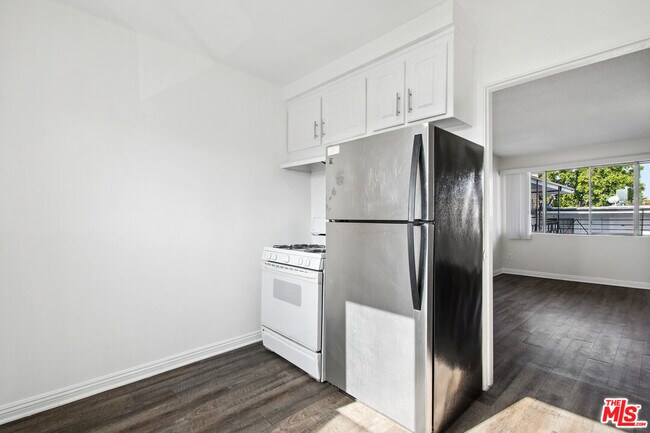 Building Photo - 8924 Van Nuys Blvd