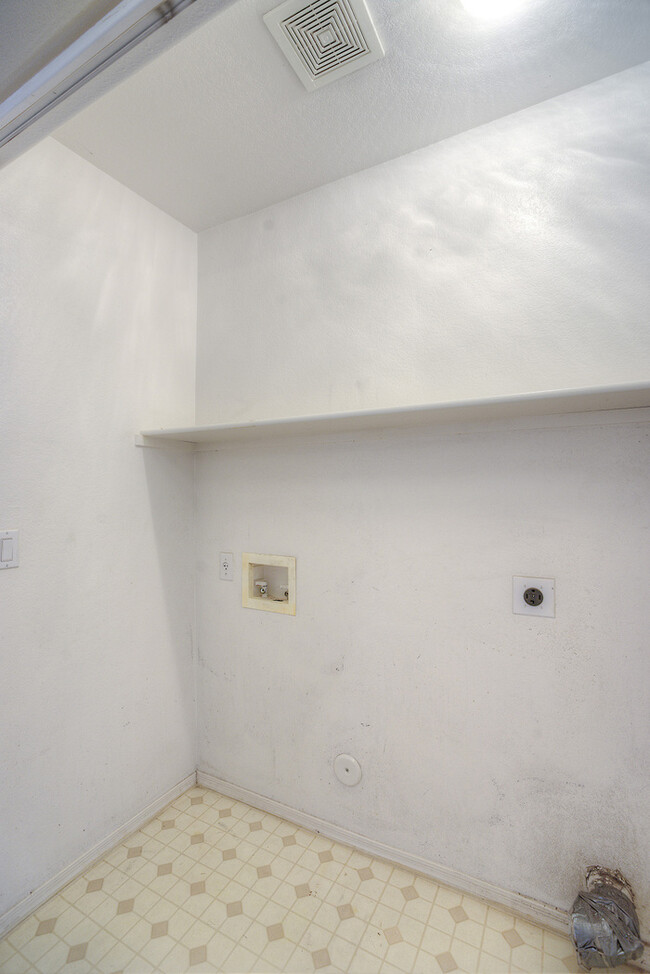Building Photo - 3Bed/2Bath House at Greenway/Litchfield! J...