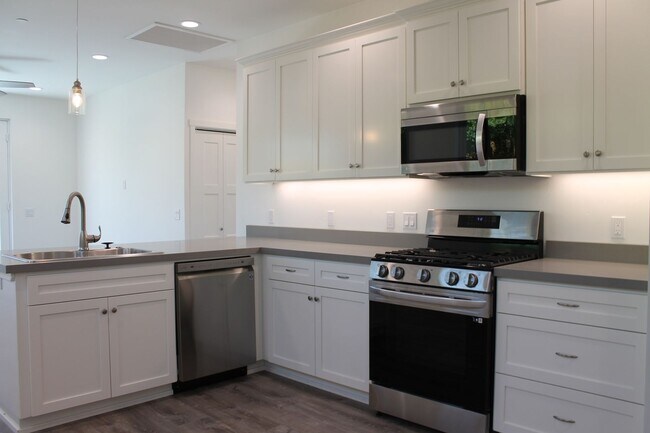 Building Photo - New and clean rear unit in duplex