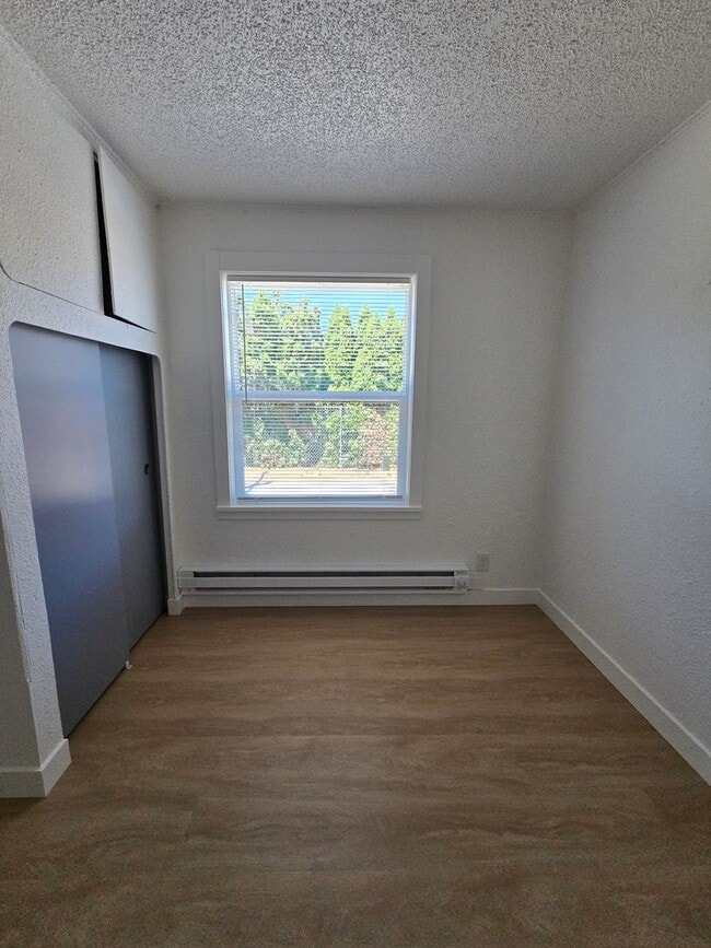 Building Photo - Freshly Remolded 2 Bedroom Apartment Move-...