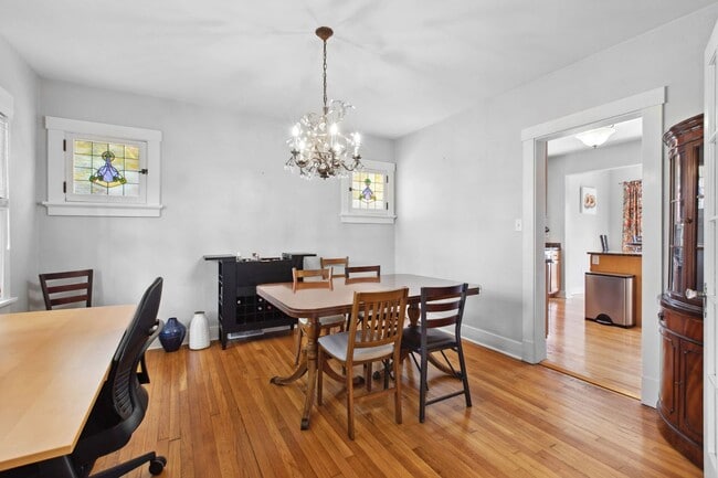 Building Photo - *Beautifully Updated & Spacious 4BD/4BA Si...