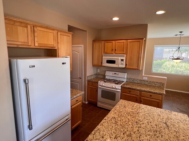 Building Photo - 5 Bed 4 Bath Beautiful Gilbert Home - Gated Community On Golf Course